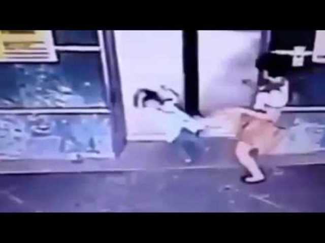В Малайзии мать ударом ноги спасла дочь - ВИДЕО